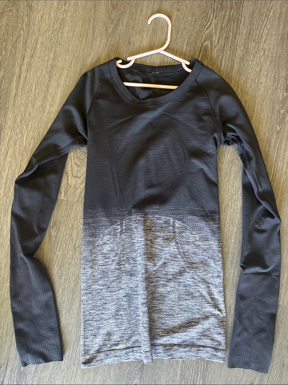 Lululemon size 2 Women’s Black to Gray Ombre Long Sleeve Top